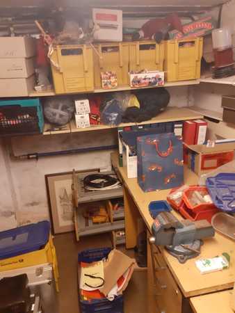 Kellerraum mit Regalen, Werkzeug, Kisten und verschiedenen Aufbewahrungsboxen.